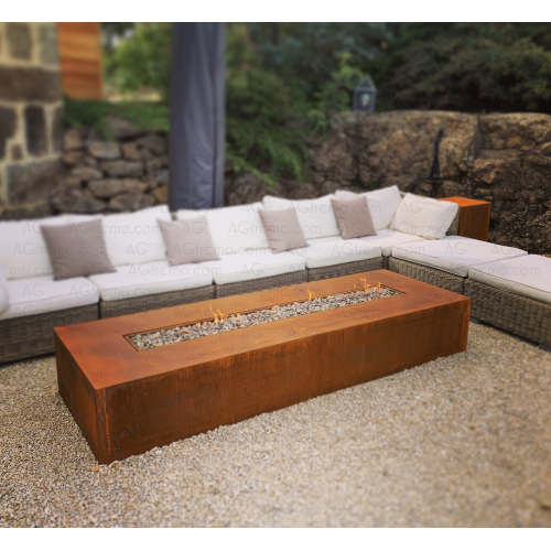 Mise en situation d'un client d'un Brasero compo AGtrema en Corten, avec caillou et flammes.