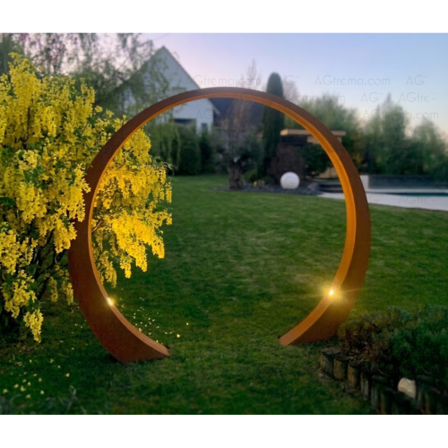 Porte de lune Corten par AGtrema, mise en place chez un client pour accéder au jardin depuis sa terrasse.