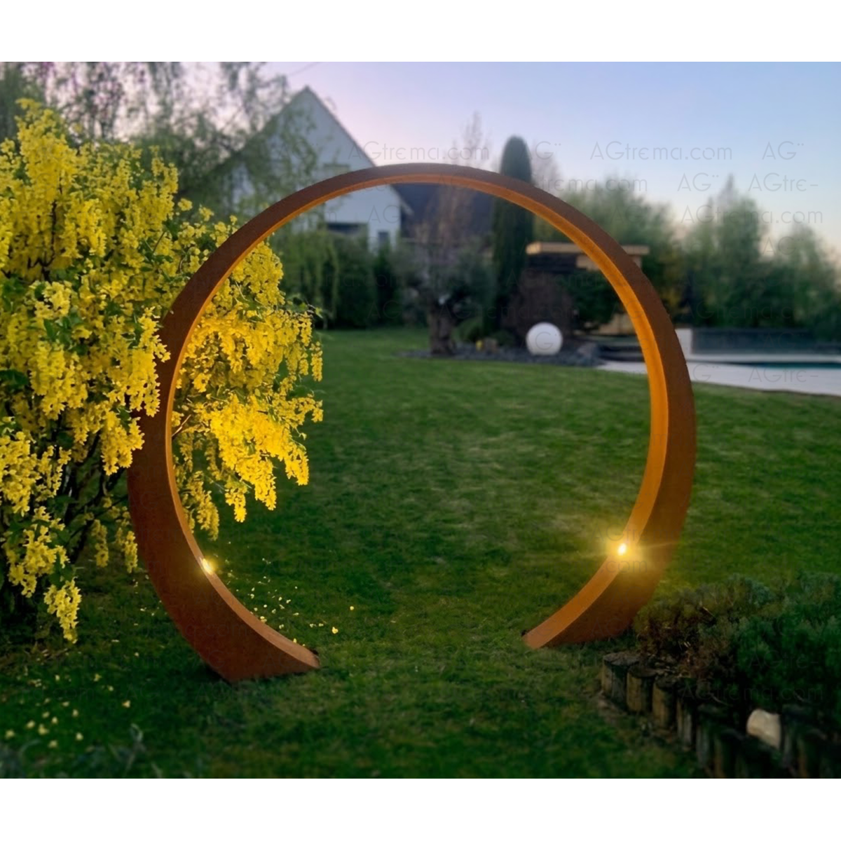 Porte de lune Corten par AGtrema, mise en place chez un client pour accéder au jardin depuis sa terrasse.