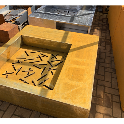 Au départ l'acier Corten se colore en orange, il prendra au bout de quelques mois, sa patine définitive, couleur chocolat