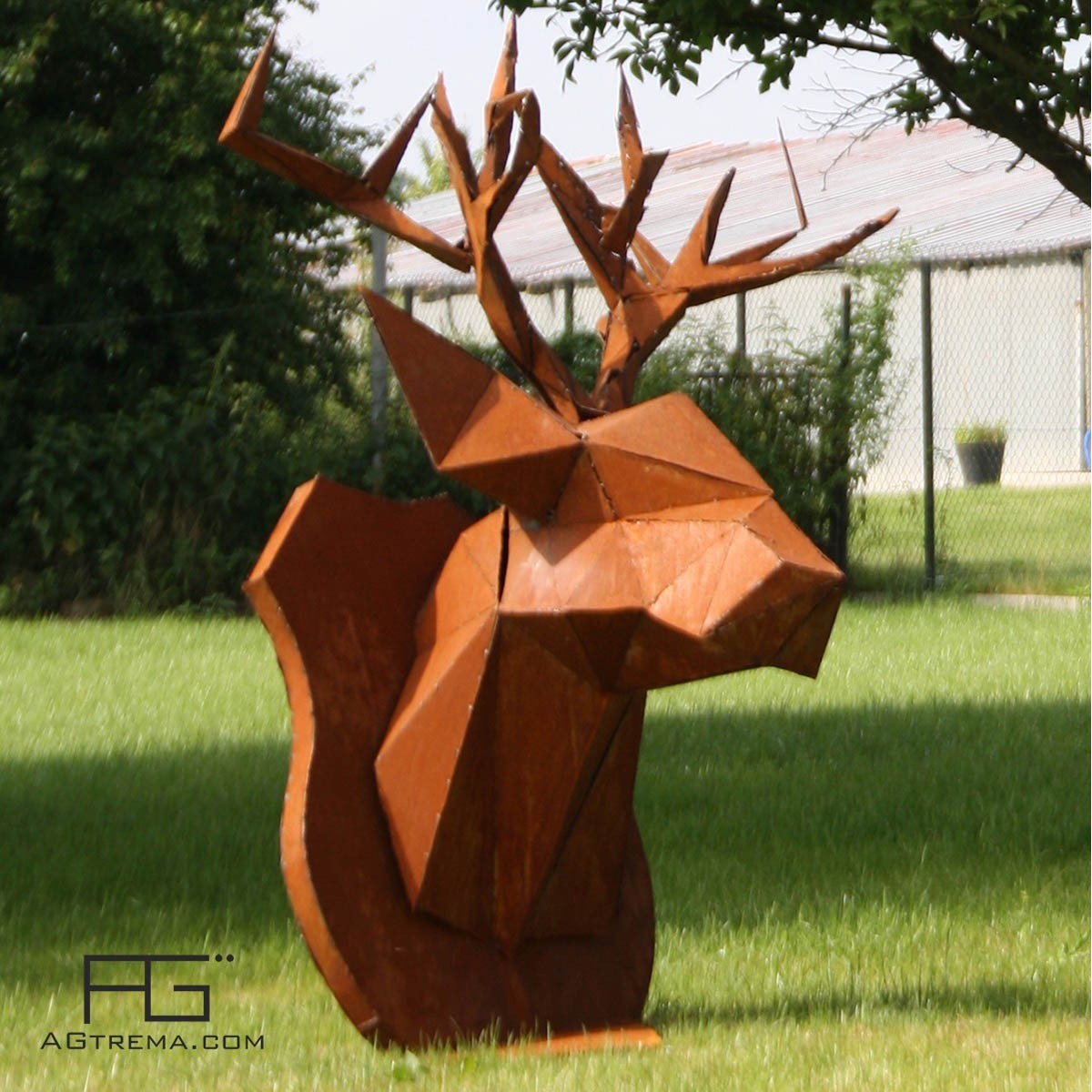 Sculpture Trophée tête de Cerf géante en acier Corten, fabriqué en france, made in france 