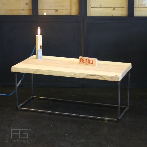 Table basse "Axis". Style industriel, en acier et bois massif aux bords bruts, Live-Edge. AGtrema, Artisan Francais, table dispo