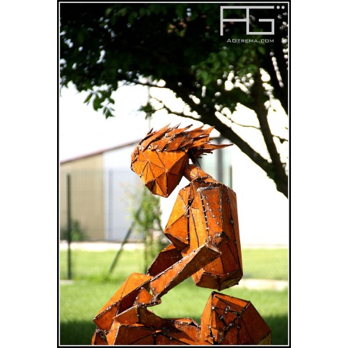 Femme en tailleur positionnée en équilibre, sculpture corten - AGtrema