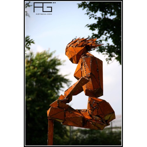 Femme en tailleur positionnée en équilibre, sculpture corten - AGtrema
